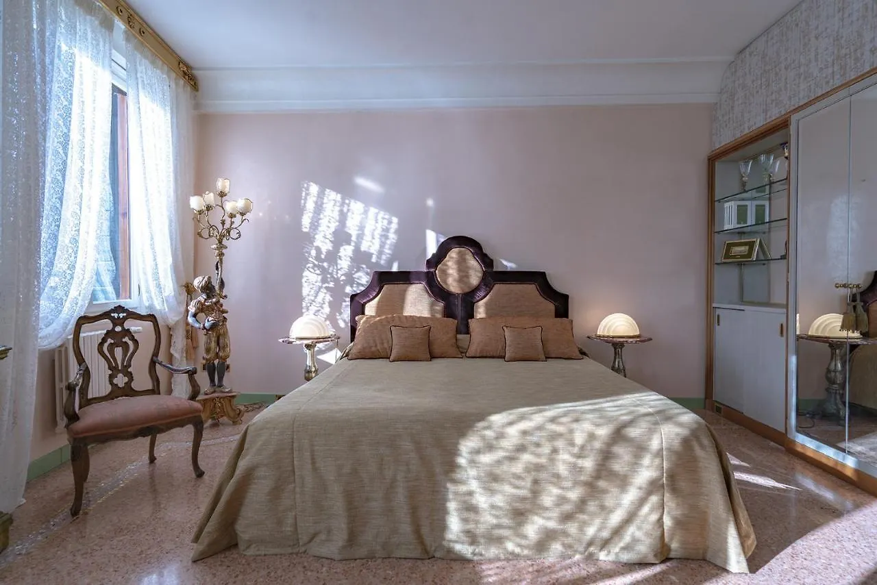 Ca' Degli Specchi Grand Canal Apartment Venice
