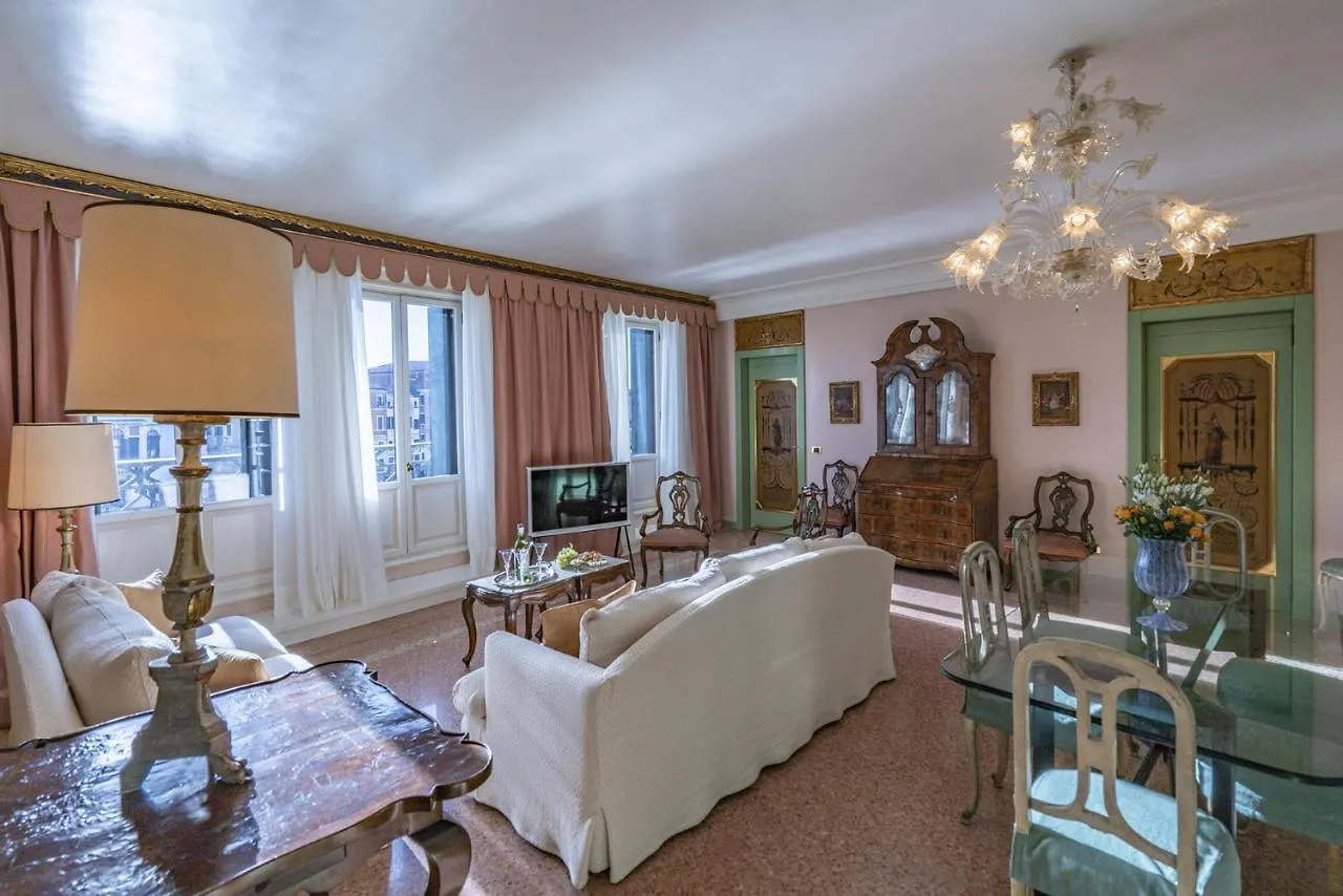 Ca' Degli Specchi Grand Canal Apartment Venice